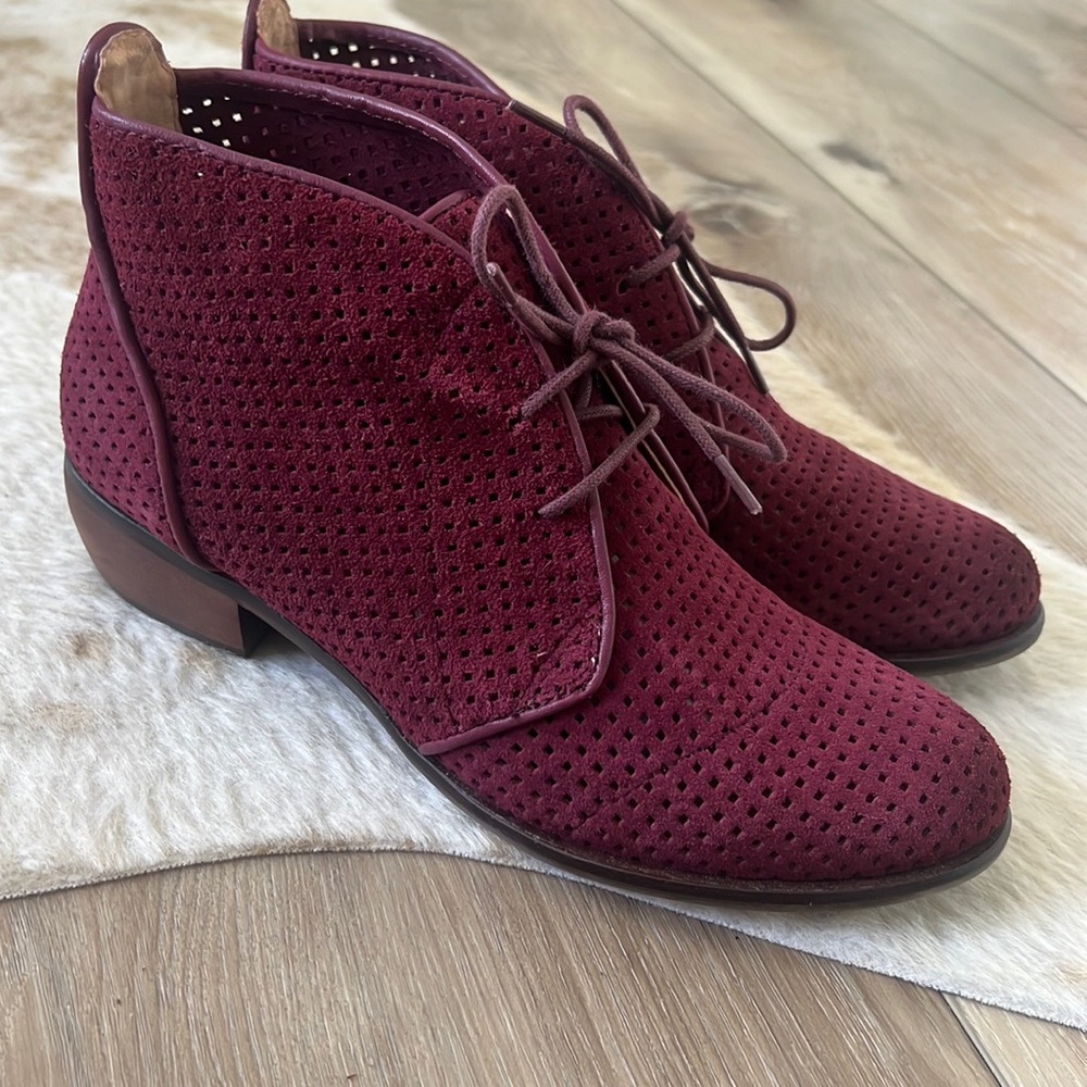 Latigo Isaac Anthropologie Womens plum color Perforated Suede Chukka Boots
